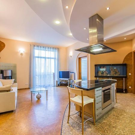 3-Room Apartments On Khreshchatyk. Building With Star Kyiv Exterior photo
