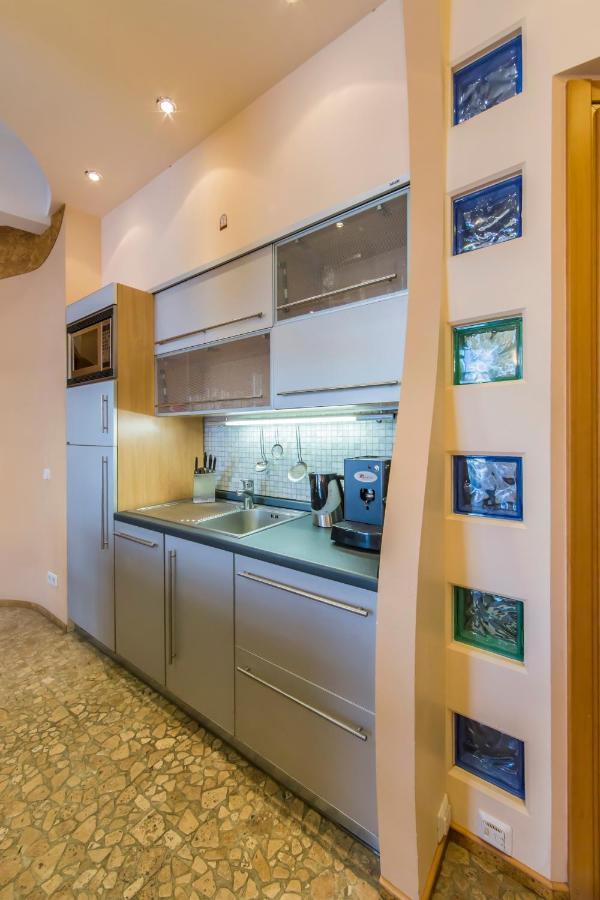 3-Room Apartments On Khreshchatyk. Building With Star Kyiv Exterior photo