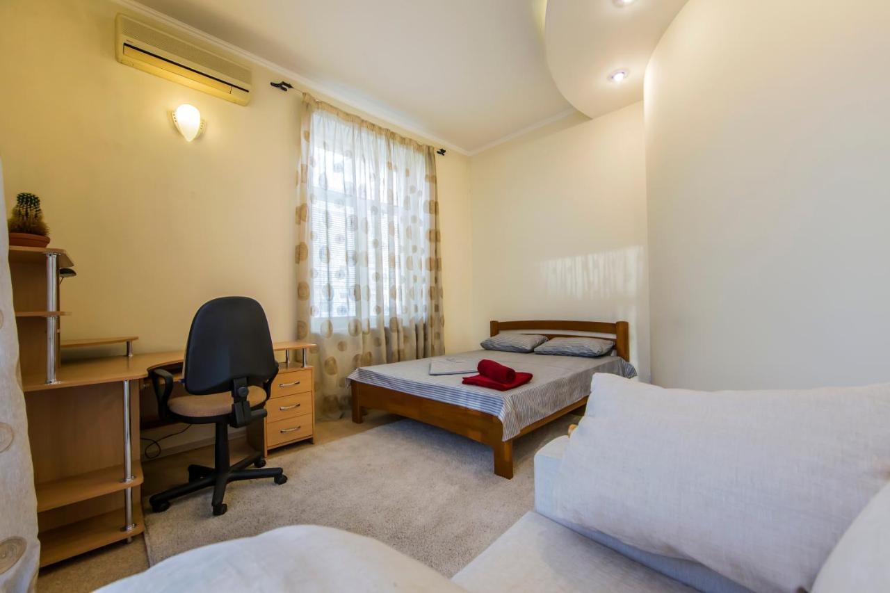 3-Room Apartments On Khreshchatyk. Building With Star Kyiv Exterior photo